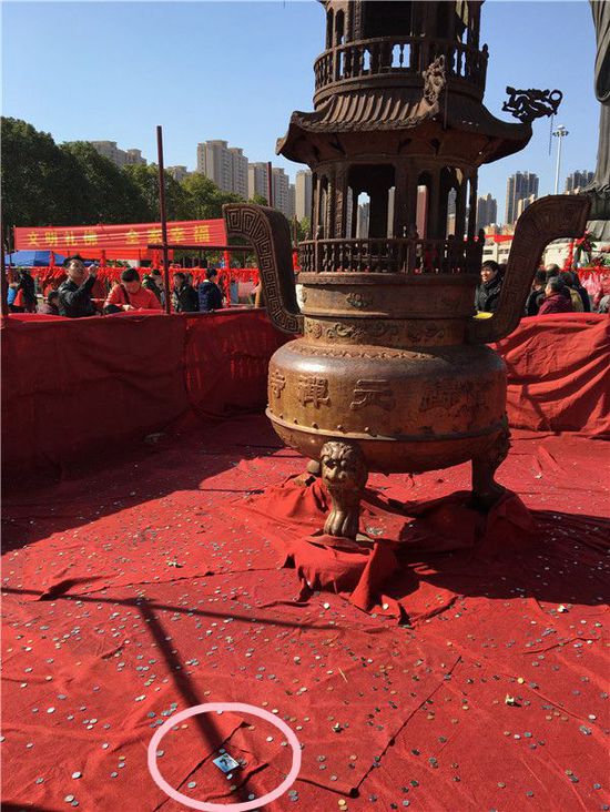 湖北寺廟祈福現(xiàn)銀行卡 媒體:財(cái)神知道密碼嗎(圖)