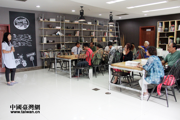 天津101汽車文化廣場副董事長張銘與參訪的臺(tái)灣媒體人暢談創(chuàng)業(yè)創(chuàng)新。 天津101汽車文化廣場副董事長張銘與參訪的臺(tái)灣媒體人暢談創(chuàng)業(yè)創(chuàng)新。